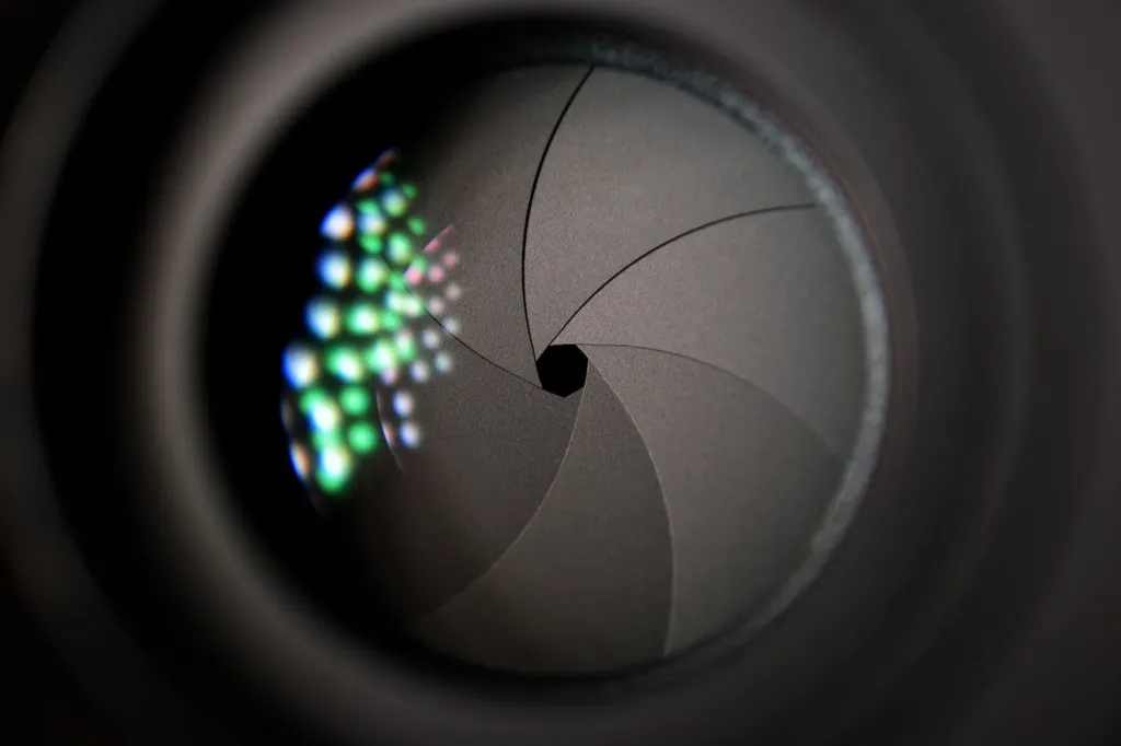 Close-up van de diafragmalamellen in een objectief, dichtgeknepen tot een kleine opening