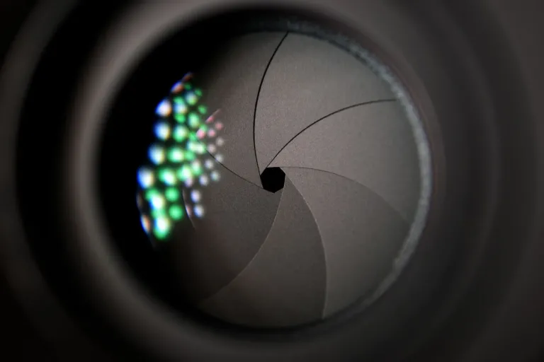 Close-up van de diafragmalamellen in een objectief, dichtgeknepen tot een kleine opening