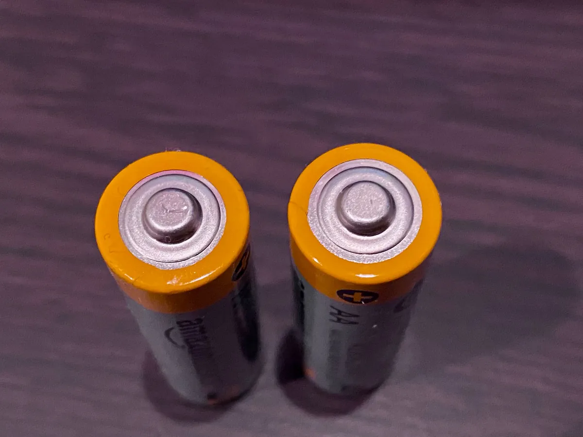 Twee cilindrische lithiumbatterijen naast elkaar op een paarse ondergrond