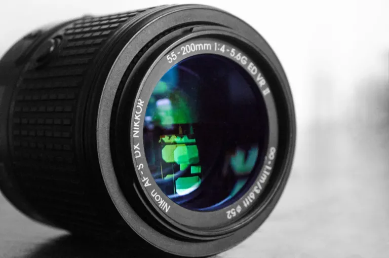 Close-up van een Nikon AF-S DX zoomobjectief met reflecties in de voorste lens