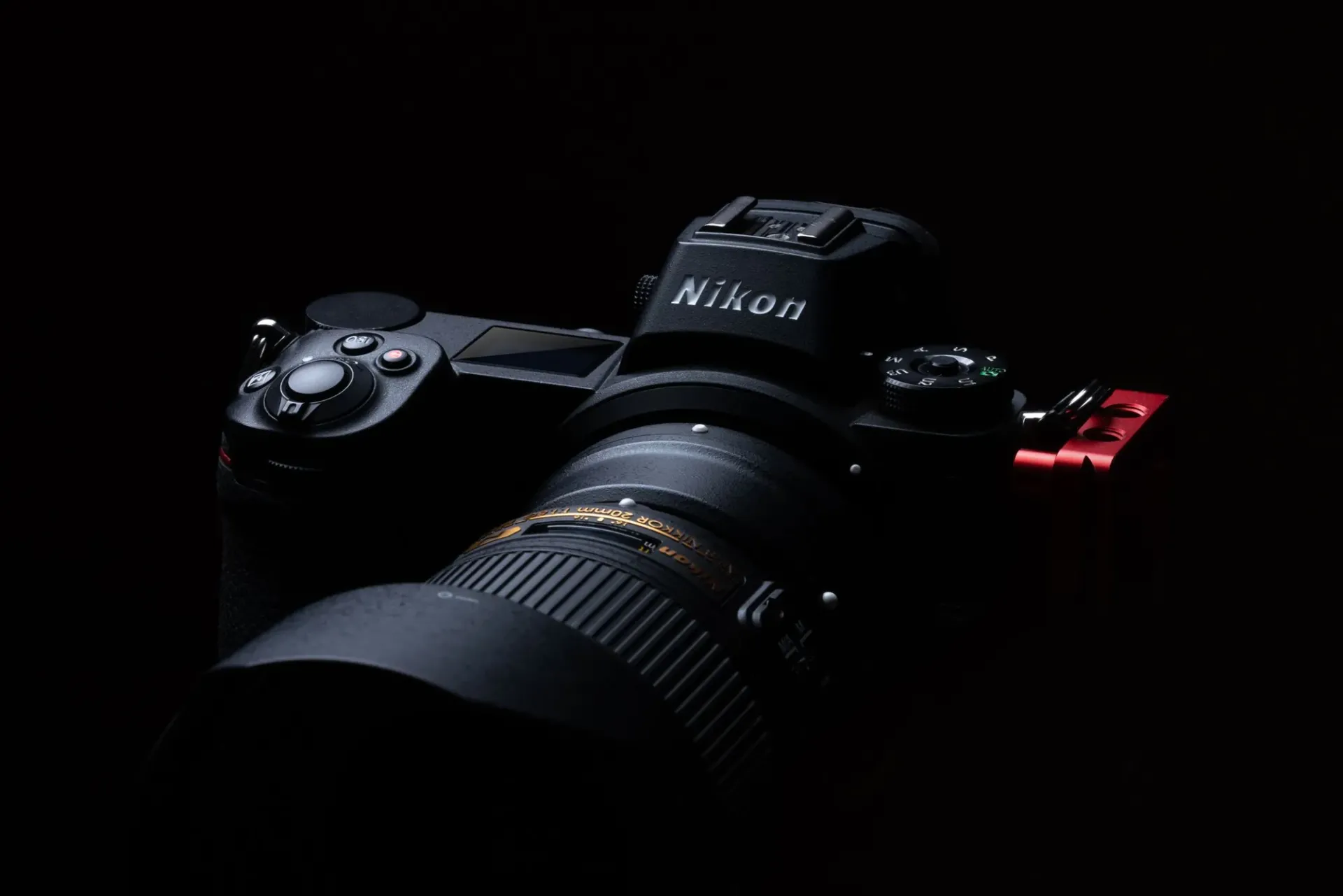 Nikon-camera met objectief in gedempt licht tegen een donkere achtergrond