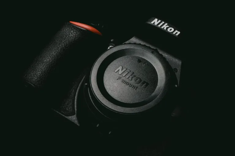 Nikon spiegelreflex zonder objectief, met een bodydop met F-vatting op de bajonet